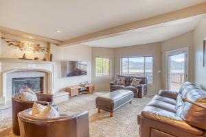 Χώρος καθιστικού στο 032 - Lakefront Village Escape - Big Bear Getaway +53 φωτογραφίες