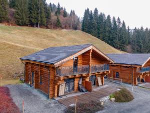 Phong cảnh thiên nhiên gần nhà gỗ