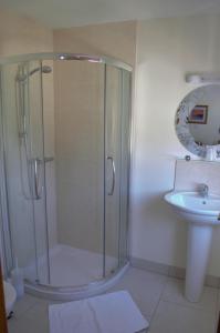 W łazience znajduje się prysznic i umywalka. w obiekcie Sea Breeze Guest House w mieście Douglas