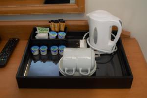 a coffee maker in a tray on a counter at Sea Breeze Guest House in Douglas