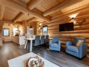 a living room with wooden walls and a table and chairs at Jenig 1A in Jenig