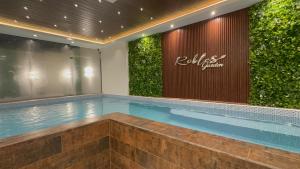 uma piscina num edifício com uma piscina interior em Monoambiente moderno y ubicación ideal em Cochabamba