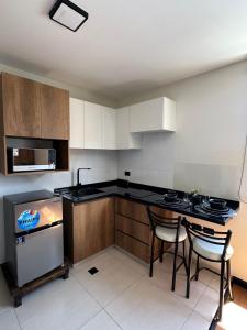 uma cozinha com uma mesa e duas cadeiras em Monoambiente moderno y ubicación ideal em Cochabamba