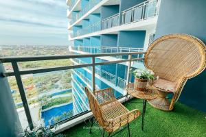 two chairs and a table on the balcony of a building at Cozy Oak - Boho Studio for Couples with Huge Balcony in San Fernando