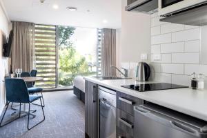 Η κουζίνα ή μικρή κουζίνα στο Quest on Beaumont