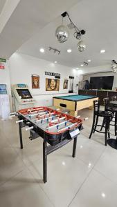 uma mesa de pingue-pongue em uma sala com uma bola de pingue-pongue em Monte Cervino Hotel em San Carlos de Bariloche mais 49 fotografias
