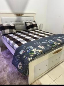 RufisqueにあるRufisqueのベッドルーム1室(ベッド1台、プライドのベッドカバー付)