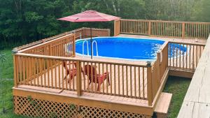 Πισίνα στο ή κοντά στο Catskills Retreat w Hot Tub Fire Pit Pool Mtn Views The Windham Mountain House by AvantStay