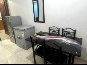 RufisqueにあるRufisqueのテーブル、椅子、冷蔵庫が備わる客室です。 +8枚の写真