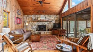 Μια τηλεόραση ή/και κέντρο ψυχαγωγίας στο Catskills Retreat w Hot Tub Fire Pit Pool Mtn Views The Windham Mountain House by AvantStay