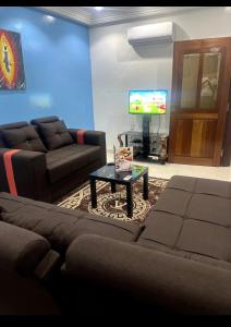 RufisqueにあるRufisqueのソファとコーヒーテーブルのあるリビングルーム