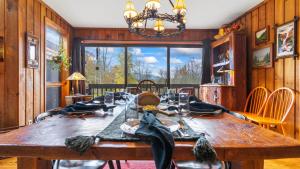 Φωτογραφία από το άλμπουμ του Catskills Retreat w Hot Tub Fire Pit Pool Mtn Views The Windham Mountain House by AvantStay σε Windham