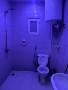 RufisqueにあるRufisqueの紫色のバスルーム(トイレ、シンク付)