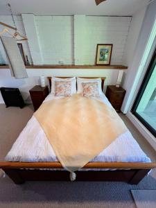 a bedroom with a large bed in a room at Koala Cottage in Leongatha