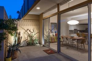 Patio nebo venkovní prostory v ubytování Sandpiper Jewelbox by ACME House Company