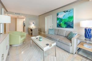 Χώρος καθιστικού στο Oceanfront Retreat- South Beach Pool Amenities