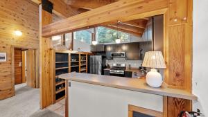 Η κουζίνα ή μικρή κουζίνα στο Hot Tub Sauna Forest Views in Tahoe Donner Cedar Summit by Avantstay