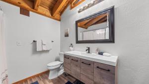 Ένα μπάνιο στο Hot Tub Sauna Forest Views in Tahoe Donner Cedar Summit by Avantstay +40 φωτογραφίες