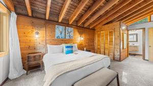 Ένα ή περισσότερα κρεβάτια σε δωμάτιο στο Hot Tub Sauna Forest Views in Tahoe Donner Cedar Summit by Avantstay