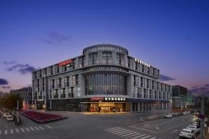 een groot kantoorgebouw met veel ramen bij Hampton by Hilton Hefei Xinqiao International Airport in Hefei