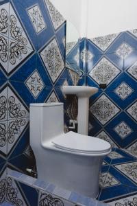 Koupelna v ubytování Hotel & Brunch Lirio de los Valles + 32 fotografií