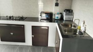 Η κουζίνα ή μικρή κουζίνα στο SRE- Holiday Home in Mae Sot