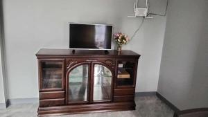 Μια τηλεόραση ή/και κέντρο ψυχαγωγίας στο SRE- Holiday Home in Mae Sot +8 φωτογραφίες