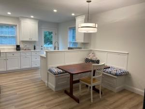 ワーウィックにあるWarwick Rentalの木製のテーブルとダイニングルームのあるキッチン +6枚の写真