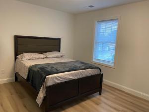 ワーウィックにあるWarwick Rentalのベッドと窓のある寝室