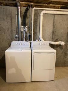 ワーウィックにあるWarwick Rentalの部屋に並んで置かれた2台の洗濯機