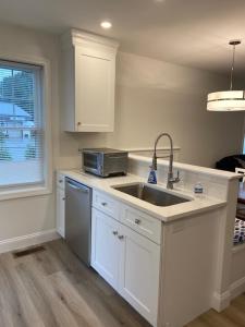 ワーウィックにあるWarwick Rentalのシンクと電子レンジ付きのキッチン