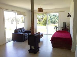 een woonkamer met een bank en een open haard bij Petrel in La Paloma