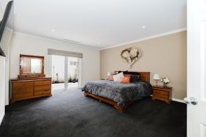 Postel nebo postele na pokoji v ubytování Port Mandurah Artisan