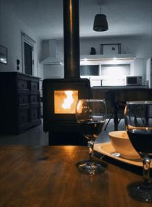 twee glazen wijn op een tafel voor een fornuis bij Petrel in La Paloma
