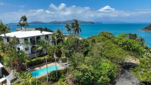 Shute HarbourにあるShutehaven Beach Houseの家屋と海の空の景色