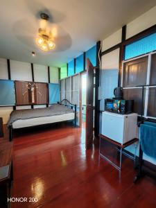 Una habitación con una cama y una mesa dentro. en nature, en Ban Rong Koet