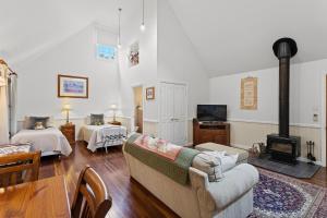 ein Wohnzimmer mit Couch und Kamin in der Unterkunft Glenrose Cottages in Warwick