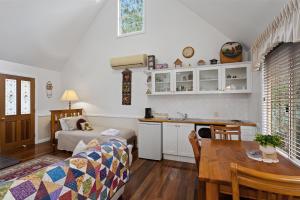 eine Küche und ein Wohnzimmer mit einem Tisch und einer Couch in der Unterkunft Glenrose Cottages in Warwick