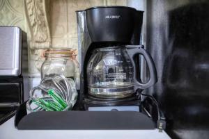 een koffiezetapparaat op een aanrecht bij Harborlight Manor in Oceano