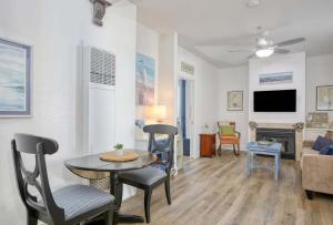 een woonkamer met een tafel, stoelen en een bank bij Harborlight Manor in Oceano