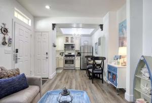 een woonkamer met een bank en een keuken bij Harborlight Manor in Oceano