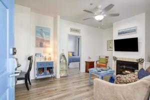 een woonkamer met een bank en een open haard bij Harborlight Manor in Oceano