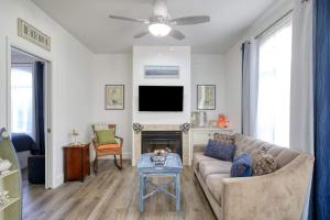 een woonkamer met een bank en een tv bij Harborlight Manor in Oceano +11 foto's