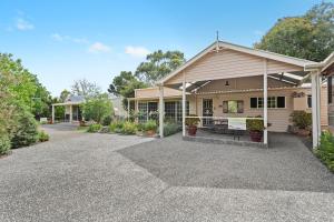 eine leere Einfahrt vor einem Haus in der Unterkunft Glenrose Cottages in Warwick
