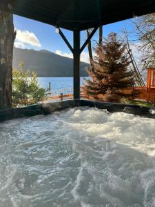 ein Whirlpool mit Blick auf das Wasser in der Unterkunft Mile 77 Cottages in Youbou + 11 Fotos