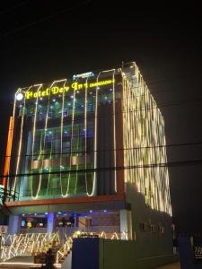DhangadhiHotel Dev Inn的晚上有招牌的建筑物