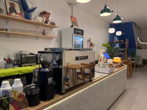 Кухня или мини-кухня в Terlyn hostel & cafe
