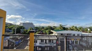 einen Balkon mit Stadtblick in der Unterkunft Peaks&Pedals Transient in Irosin