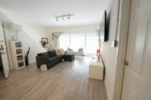 O zonă de relaxare la Luxury Midtown Atlanta Condo Walk to Shops & Restaurants