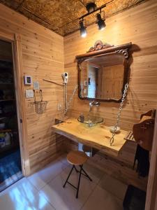 ein Badezimmer mit Waschbecken und Spiegel in der Unterkunft Chalet COEUR de loup avec spa in Saint-Alexis-des-Monts + 33 Fotos
